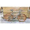 Image 1 : TREK DISTRICT BICYCLE