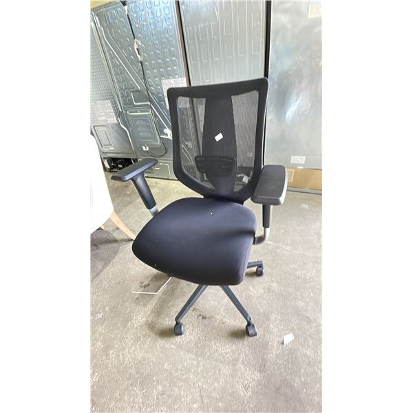 BLACK MESH ADJUSTABLE OFFICE CHAIR