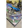 Image 1 : PALLET OF ASSORTED ITEMS INCLUDING; FOLDING TABLE, VACUUM PARTS AND MORE