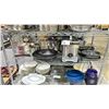 Image 1 : SHELF LOT OF ASSORTED ITEMS INCLUDING; BAKING PANS, WOK, AND MORE