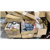 Image 2 : PALLET OF ASSORTED ITEMS INCLUDING; JEWELRY, CLOTHING, INDOOR MAT & MORE