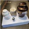 Image 1 : FOUR URNS