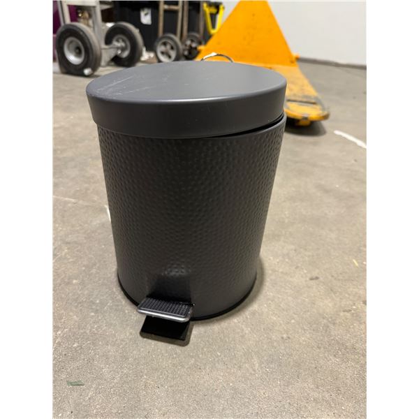 Step garbage can