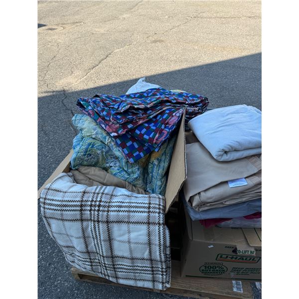 Bedding, sheets and comforter