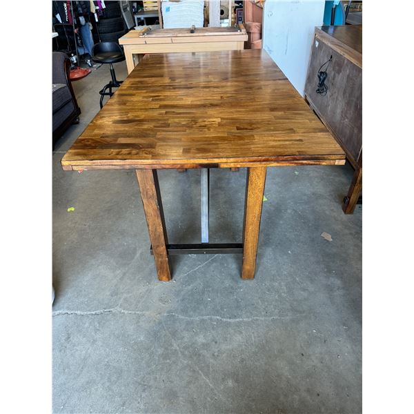 Beachcomber Santa, Clara, dining set table with leaf and eight chairs. One chair has puncture. See p