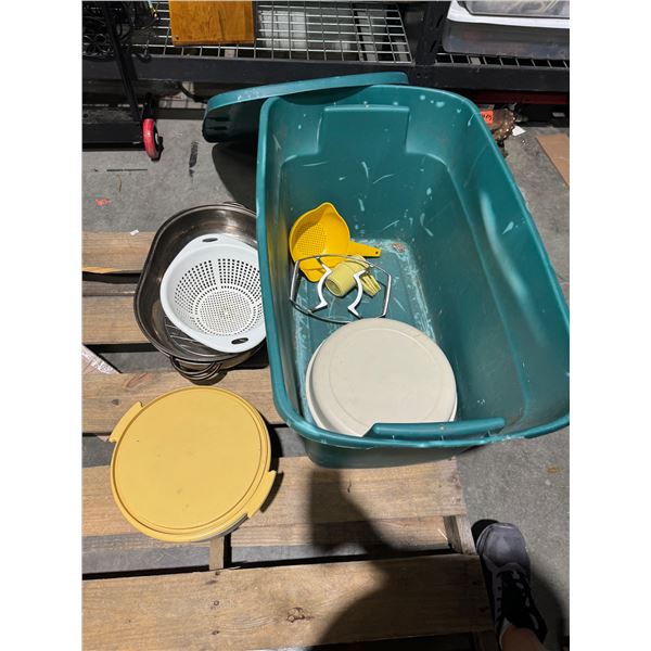 Vintage Tupperware roaster and Bin with lid