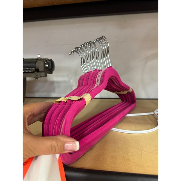 Pink hangers  (16)