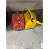 Image 1 : Fuel cans