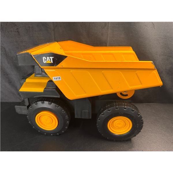 Lot of 1 Tonka Toys Cat Dump Truck - Used