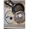Image 4 : Cookware, Linens, A