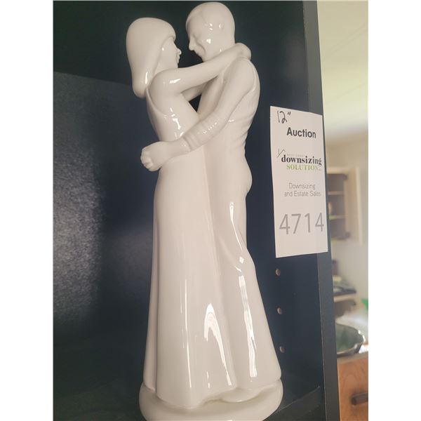 Embrace statue Spode A