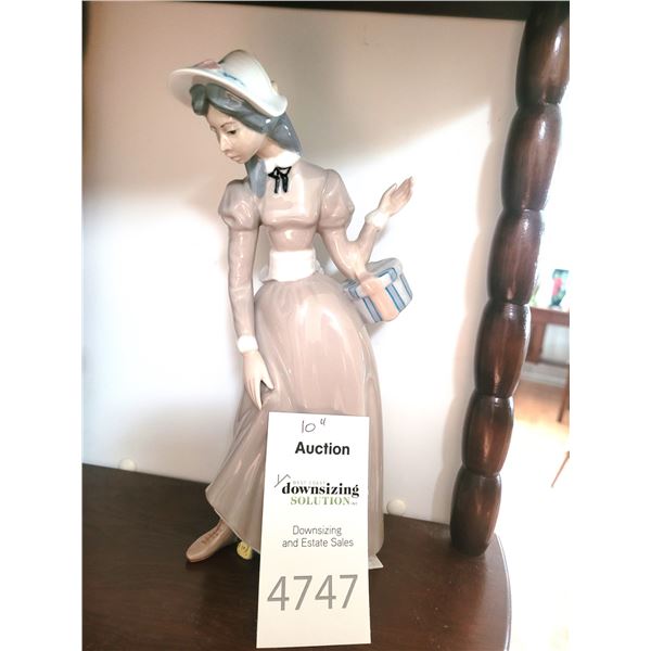 Cascades lady statue A