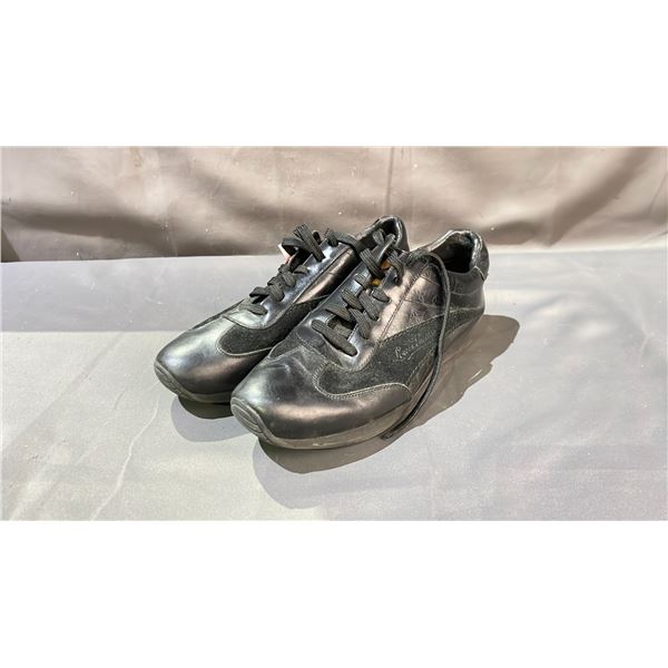 PAIR OF LOUIS VUITTON SHOES SIZE UNKNOWN (UNKNOWN AUTHENTICITY)