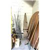 Image 2 : LOT OF ASSORTED ITEMS INCLUDING; GARDEN TOOLS, LARGE ROUND FOLDING TABLES & PATIO UMBRELLA