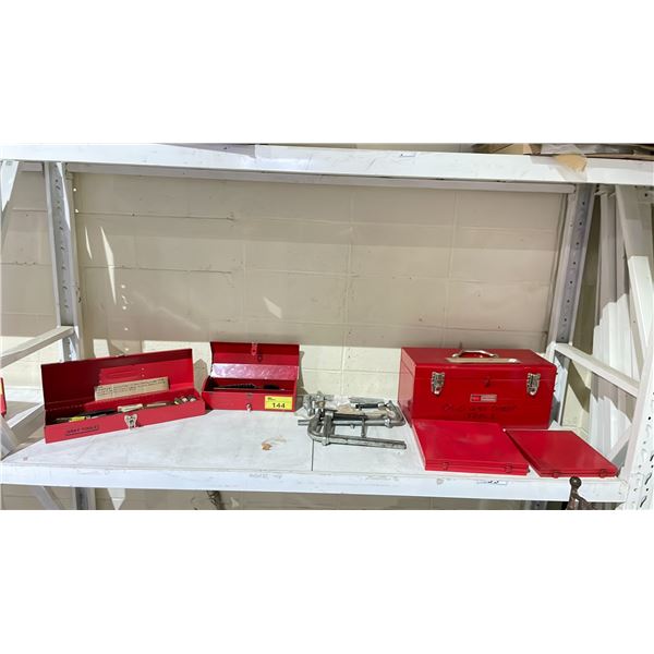 SHELF OF ASSORTED ITEMS INCLUDING; SAG, METRIC & PIPE TAPS, EASYOUTS FLUTED SCREW, SPIRAL SCREW &