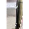 Image 2 : GALANZ STANLESS STEEL 28.5" FRIDGE/FREEZER *MISSING HANDLE*