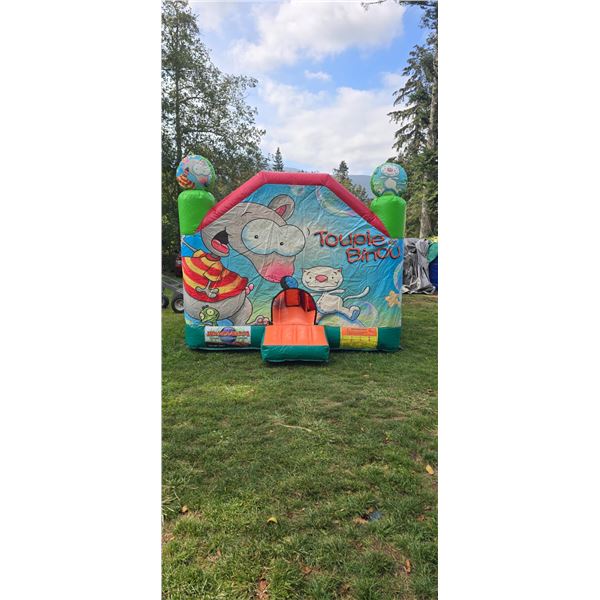 TOOPY AND BINOO INFLATABLE CASTLE 10'L X 10'W X 8'H