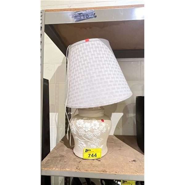TABLE LAMP WITH SHADE