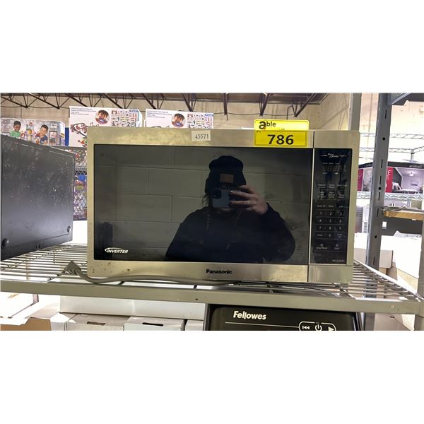 PANASONIC MICROWAVE (UNKNOWN WORKING CONDITION, MAY BE MISSING PIECES)