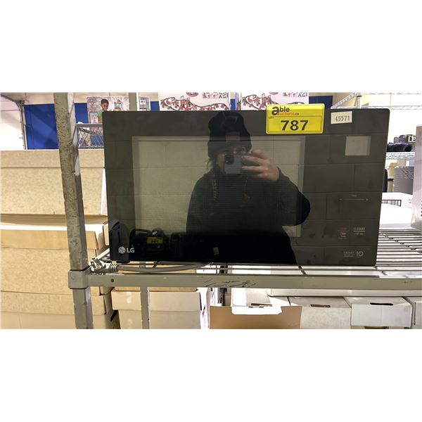 LG MICROWAVE OVEN (UNKNOWN WORKING CONDITION, MAY BE MISSING PIECES)