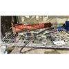 Image 2 : SHELF OF ASSORTED ITEMS INCLUDING; BOTTLE JACK, BENCH VISE, CHAINS & MORE