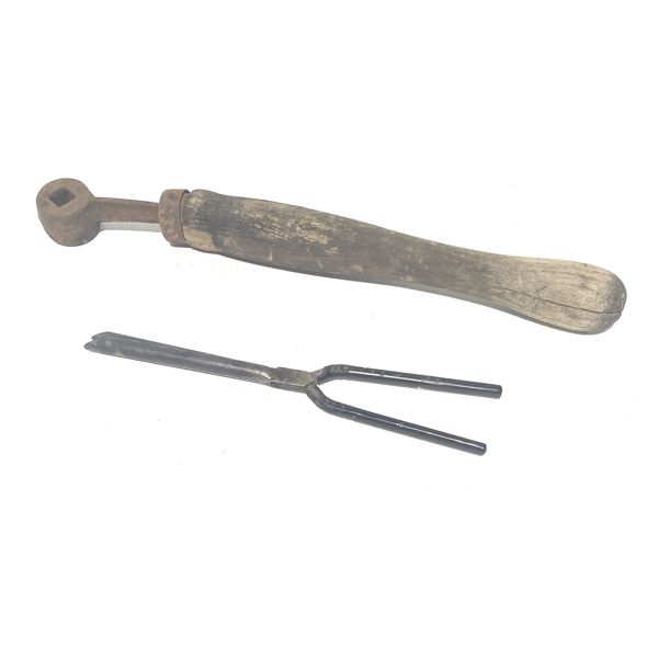 VINT. CRANK HANDLE & HAIR STRAIGHTENER