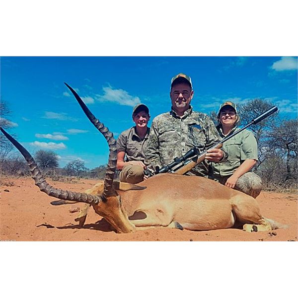BUFFELKRAAL SAFARIS: Culling hunt in South-Africa for Two Hunters and Two Observers