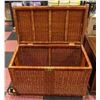 Image 2 : LARGE WICKER TRUNK WITH LATCH