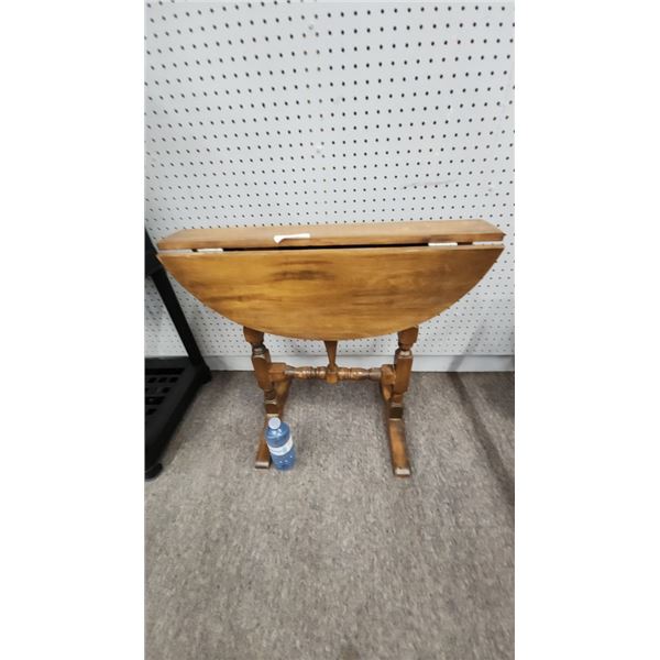 Vintage round wood table/drop leaf