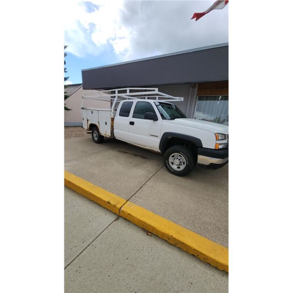 2007 Chev 2500 4 X 4 Service truck /Automatic /