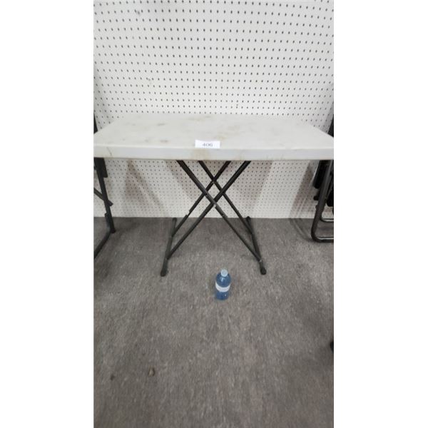 Folding plastic table/adjustable