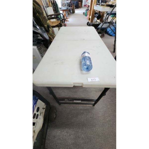 Folding plastic table adjustable