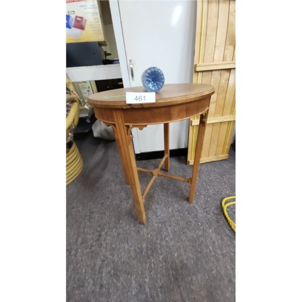 Vintage Roundntable D18" x 23" H