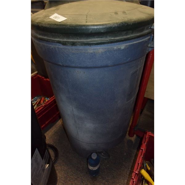 Garbage can with lid