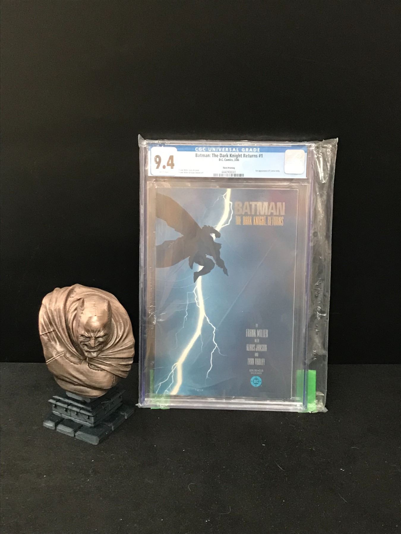 Batman Rises Bust DC COMICS BATMAN THE DARKNIGHT RISES NO.1 WITH MINI BUST (CGC 9.4)