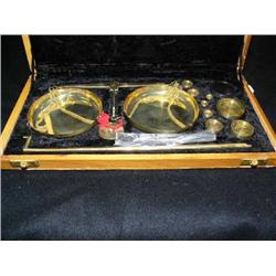 CHOICE on 3 gold scales: in wood case up to 100gm (154)