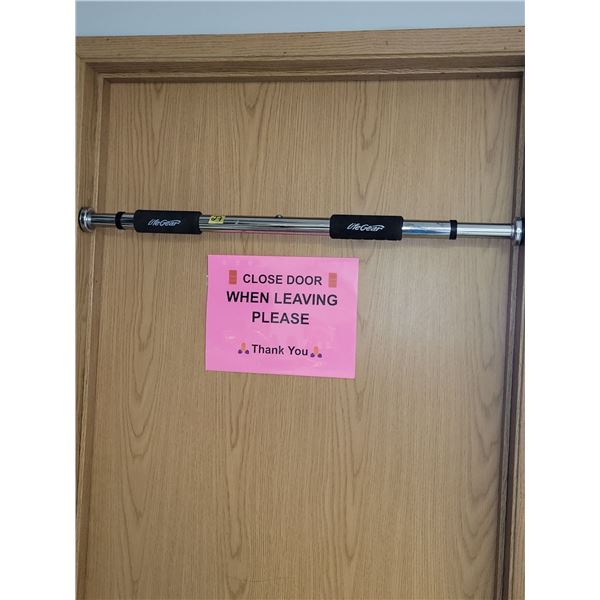 Adjustable Doorway Chin Up/Pull UP Bar | Life Gear