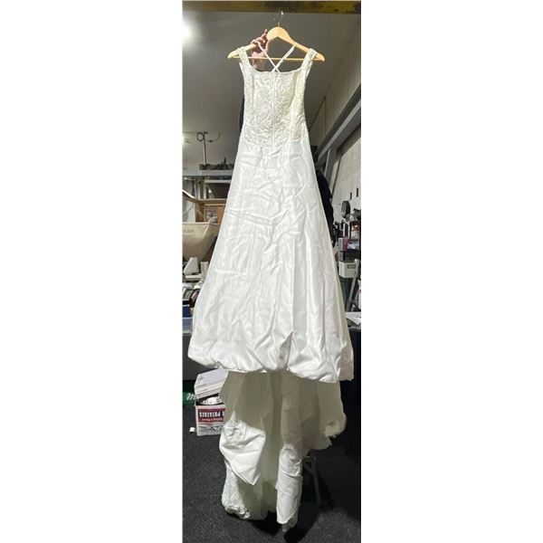 Vintage Satin & Lace Wedding Dress with Intricate Beading Size 12/14, comes with Veil