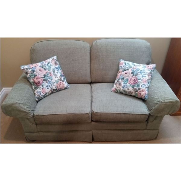 Love Seat 66x39x39