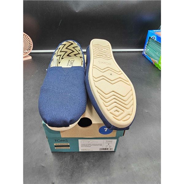 Toms Classic Canvas Shoes (size 7)