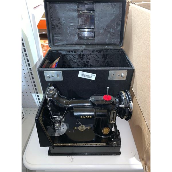 Vintage Singer Featherweight Quilting Sewing Machine 221 Portable  w/Case