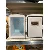 Image 2 : Frigidair Retro Mini Fridges Holds 6 Cans