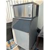 Image 2 : Manitowoc Model DQ0283W Upright Ice maker with storage