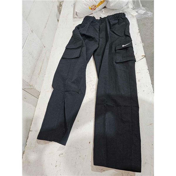 Nike Standard Fit High Rise Women's Cargo Pants - Size Small