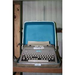 ANTIQUE "ROYAL" TYPE WRITER