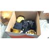 Image 2 : BOX OF LADIES 1930'S HATS AND 2 COOLIE HATS