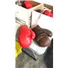 Image 2 : 2 BOXES OF BOXING GLOVES