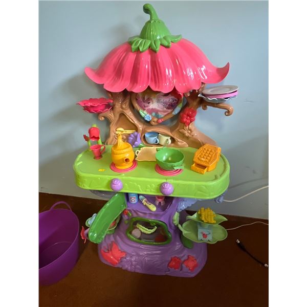 Tinkerbell Cafe/Kitchen, comes with Plastic dishes, makes sound