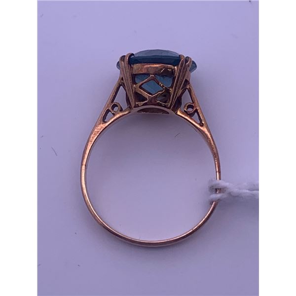 10k yellow gold ring with large blue centre stone; weighs 2.80 grams