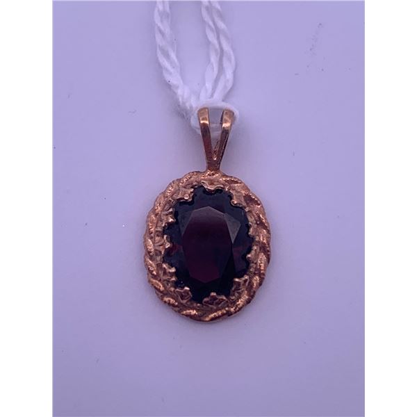 10k yellow gold pendant with garnet(?) centre stone; weighs 1.57 grams
